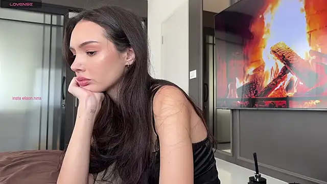 Snapshot of elisonni_ chatting on 11/17/25, 04:40 elisonni online show from 11/17/25, 04:40