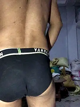 Snapshot of fitboy2107 chatting on 11/02/25, 07:16 fitboy2107 online show from 11/02/25, 07:16