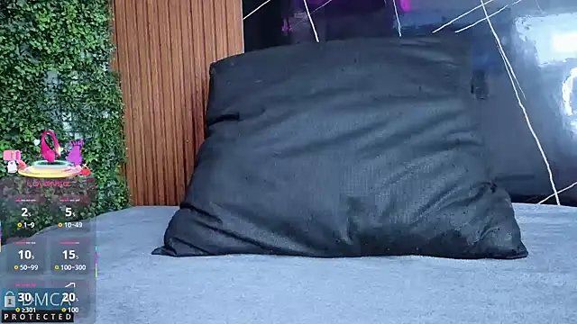 Kiara Zahiri   online show from 10/28/25, 10:52