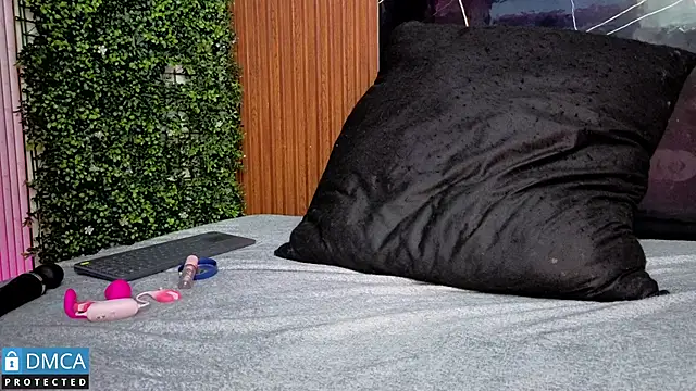 Kiara Zahiri   online show from 11/15/25, 11:18