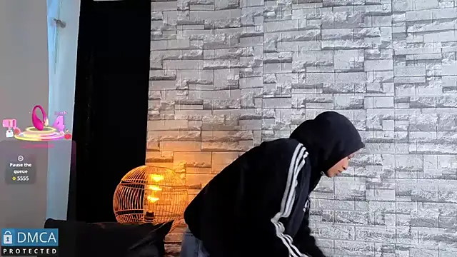 Kiara Zahiri   online show from 11/29/25, 11:02