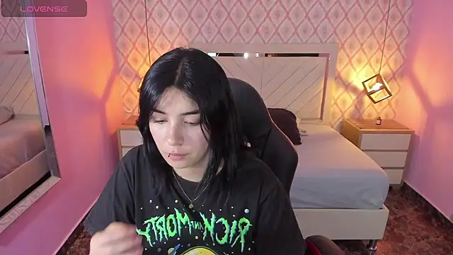 CHRISTY TEIGEN4 online show from 10/08/25, 07:22