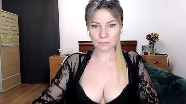 Snapshot of ParadiseAlina chatting on 11/06/25, 08:21 ParadiseAlina online show from 11/06/25, 08:21