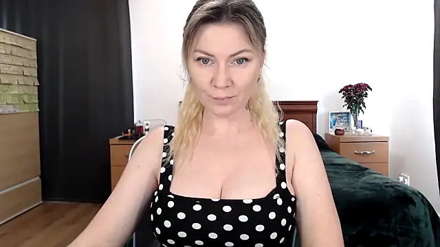 Snapshot of ParadiseAlina chatting on 11/17/25, 02:56 ParadiseAlina online show from 11/17/25, 02:56