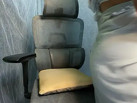 Snapshot of YoursSuku chatting on 11/01/25, 10:01 YoursSuku online show from 11/01/25, 10:01