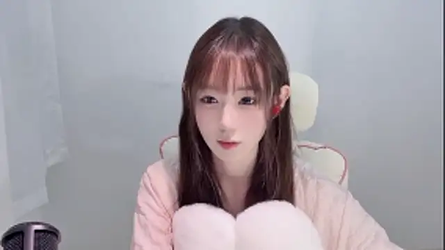 Snapshot of Xiao-runbao chatting on 10/21/25, 01:23 Xiao-runbao online show from 10/21/25, 01:23