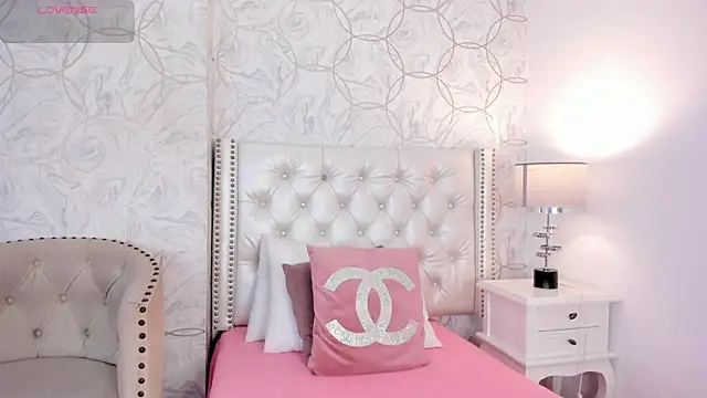 Snapshot of amara_rousse chatting on 12/20/25, 11:28 amara rousse online show from 12/20/25, 11:28