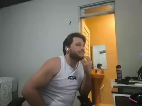 Snapshot of Miguelion2308 chatting on 01/14/26, 01:33 Miguelion2308 online show from 01/14/26, 01:33