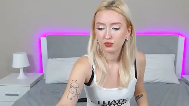 Snapshot of MarianeSun chatting on 09/11/25, 04:12 MarianeSun online show from 09/11/25, 04:12