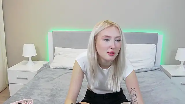 Snapshot of MarianeSun chatting on 09/25/25, 04:05 MarianeSun online show from 09/25/25, 04:05