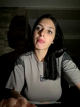 Snapshot of Laraa201 chatting on 10/16/25, 09:16 Laraa201 online show from 10/16/25, 09:16