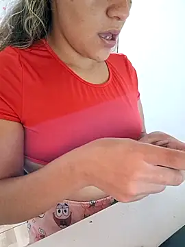 Snapshot of euahotmarii20 chatting on 12/14/25, 04:07 euahotmarii20 online show from 12/14/25, 04:07