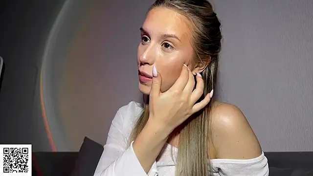 ElysiaXo online show from 10/23/25, 09:57