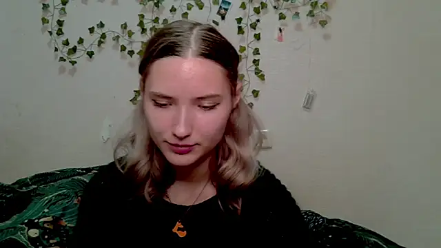  kikiclark   online show from 10/29/25, 08:54