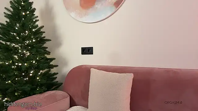 Snapshot of HiddenG3m chatting on 12/21/25, 12:01 HiddenG3m online show from 12/21/25, 12:01