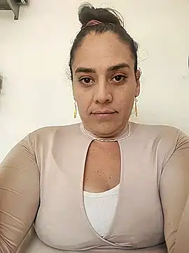 Snapshot of denissebombon chatting on 02/11/26, 07:41 denissebombon online show from 02/11/26, 07:41