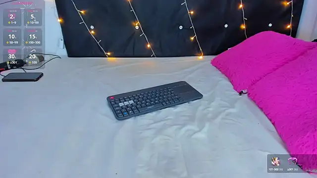 Snapshot of Danaa_moore_ chatting on 10/11/25, 03:50 Danaa moore online show from 10/11/25, 03:50