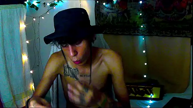 Snapshot of Crxxxsh chatting on 09/18/25, 07:54 Crxxxsh online show from 09/18/25, 07:54