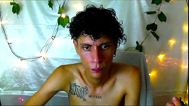 Snapshot of Crxxxsh chatting on 09/18/25, 08:22 Crxxxsh online show from 09/18/25, 08:22