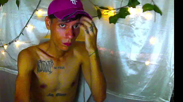 Snapshot of Crxxxsh chatting on 09/20/25, 07:15 Crxxxsh online show from 09/20/25, 07:15