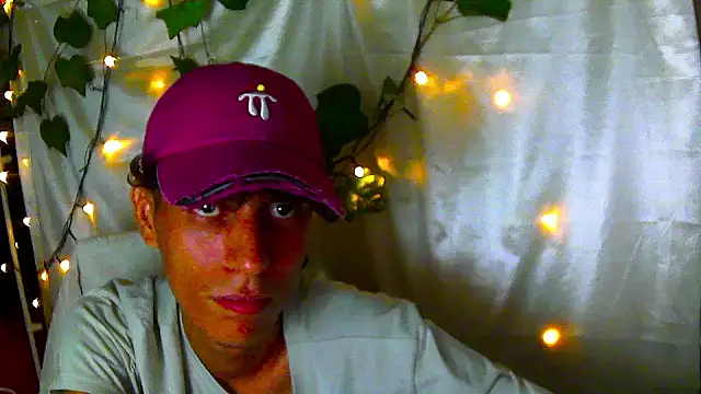 Snapshot of Crxxxsh chatting on 09/21/25, 07:21 Crxxxsh online show from 09/21/25, 07:21