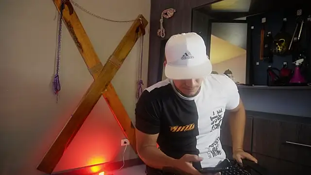 Snapshot of massimo_vidal_ chatting on 09/15/25, 02:50 massimo vidal  online show from 09/15/25, 02:50