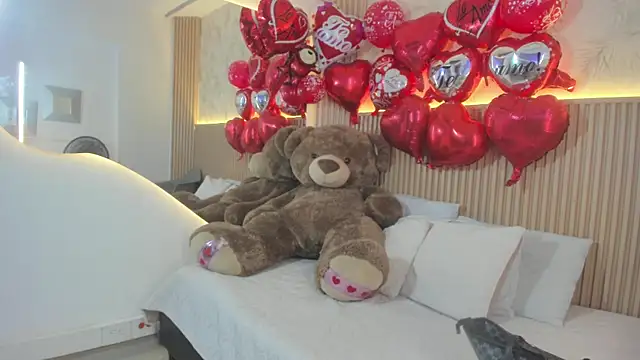 Snapshot of Liss-Reyes chatting on 02/15/26, 01:31 Liss-Reyes online show from 02/15/26, 01:31