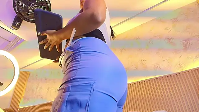 Snapshot of Liss-Reyes chatting on 03/16/26, 12:42 Liss-Reyes online show from 03/16/26, 12:42