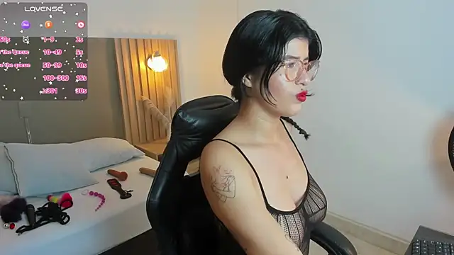 Snapshot of caroline_00403_ chatting on 10/01/25, 07:09 caroline 00403  online show from 10/01/25, 07:09