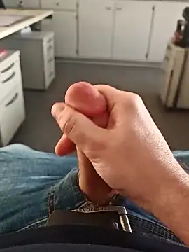 Snapshot of stunning_stallion chatting on 02/25/26, 04:38 stunning stallion online show from 02/25/26, 04:38