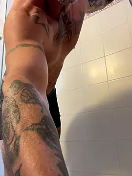 Snapshot of MagicLex1 chatting on 10/26/25, 05:19 MagicLex1 online show from 10/26/25, 05:19