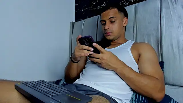 Snapshot of Thomas_Wayne chatting on 03/24/26, 06:40 Thomas Wayne online show from 03/24/26, 06:40