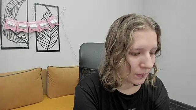 Snapshot of Hailey_Foxy chatting on 02/13/26, 12:01 Hailey Foxy online show from 02/13/26, 12:01