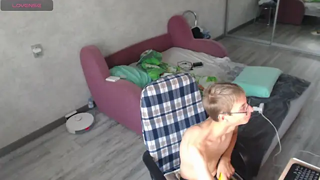 Snapshot of glasses_cat chatting on 09/14/25, 02:49 glasses cat online show from 09/14/25, 02:49