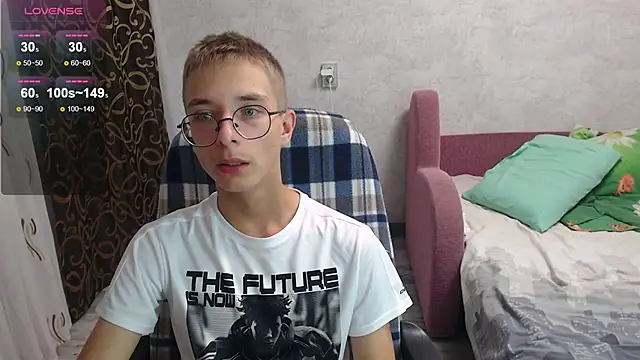 glasses cat online show from 09/21/25, 05:14