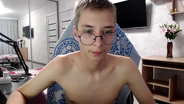 glasses cat online show from 05/10/26, 05:18