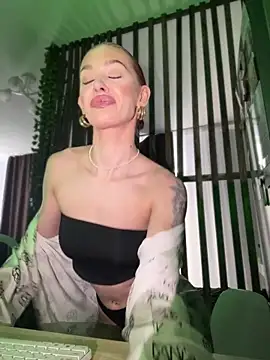 Snapshot of LittleFox___ chatting on 02/24/26, 07:06 LittleFox online show from 02/24/26, 07:06