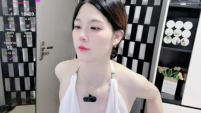 Snapshot of Yueyue-MM chatting on 09/19/25, 10:54 Yueyue-MM online show from 09/19/25, 10:54