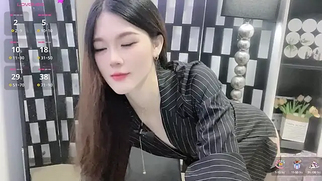 Snapshot of Yueyue-MM chatting on 10/07/25, 11:57 Yueyue-MM online show from 10/07/25, 11:57