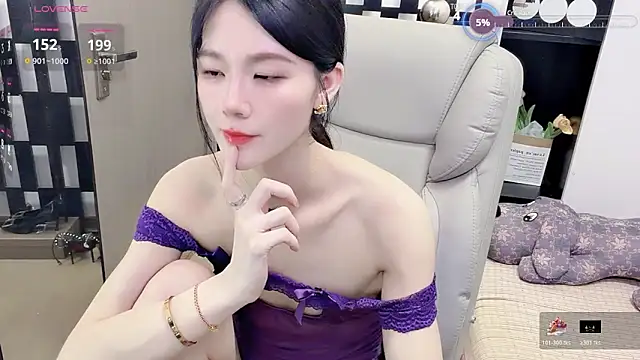 Snapshot of Yueyue-MM chatting on 05/08/26, 02:22 Yueyue-MM online show from 05/08/26, 02:22