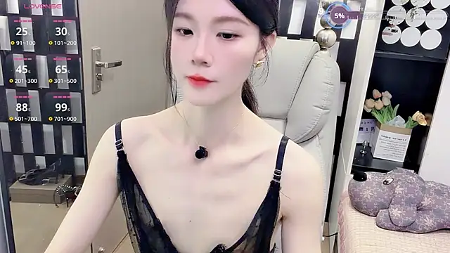 Snapshot of Yueyue-MM chatting on 05/10/26, 02:39 Yueyue-MM online show from 05/10/26, 02:39