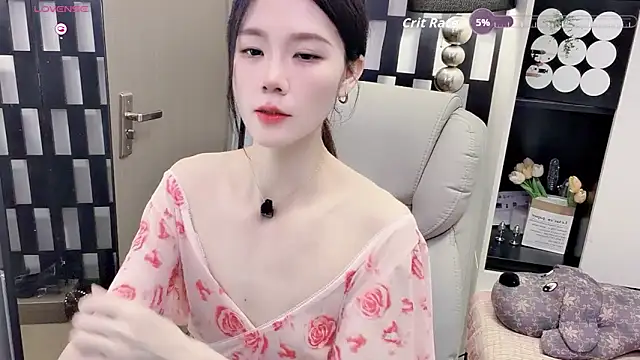 Snapshot of Yueyue-MM chatting on 05/17/26, 12:19 Yueyue-MM online show from 05/17/26, 12:19