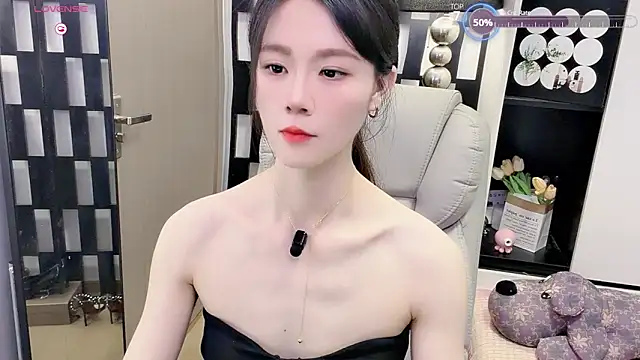 Snapshot of Yueyue-MM chatting on 06/18/26, 03:51 Yueyue-MM online show from 06/18/26, 03:51