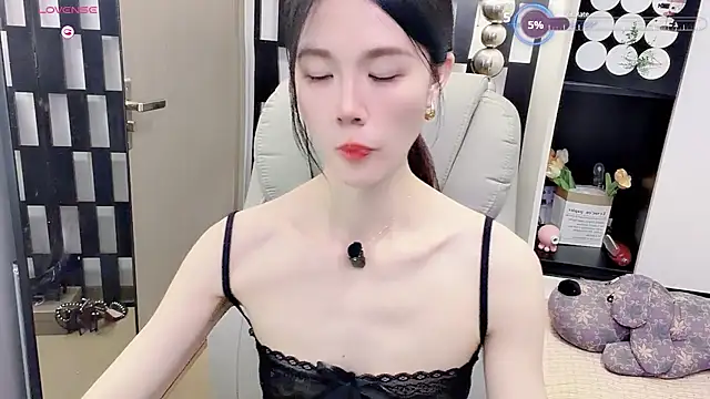 Snapshot of Yueyue-MM chatting on 06/27/26, 12:33 Yueyue-MM online show from 06/27/26, 12:33