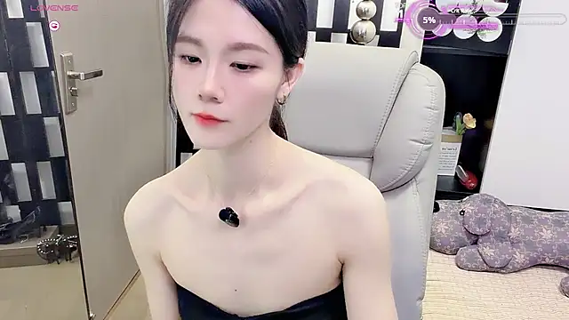 Snapshot of Yueyue-MM chatting on 06/28/26, 12:44 Yueyue-MM online show from 06/28/26, 12:44
