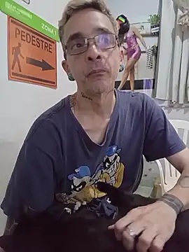 Snapshot of dinho_carioca chatting on 05/25/26, 01:17 dinho carioca online show from 05/25/26, 01:17