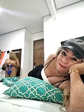 Snapshot of _SARAI_DUPONT chatting on 11/28/25, 10:45 SARAI DUPONT online show from 11/28/25, 10:45