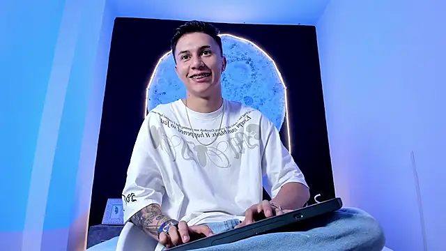 liaamsmiith  online show from 10/28/25, 12:09