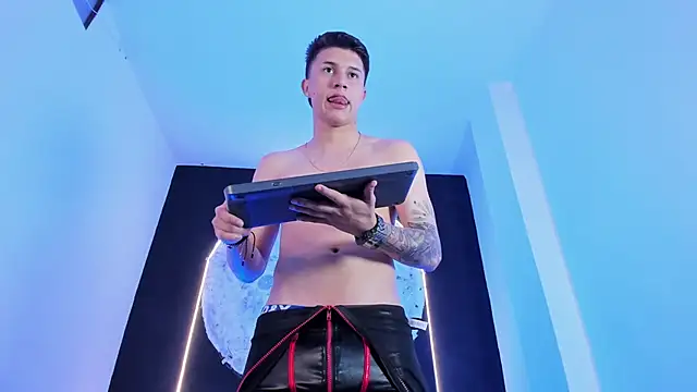 liaamsmiith  online show from 10/31/25, 12:50