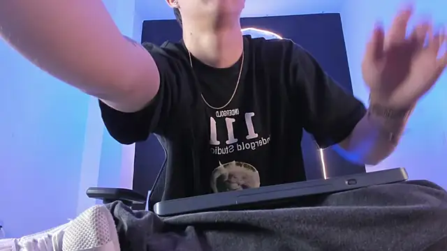 liaamsmiith  online show from 11/04/25, 12:26